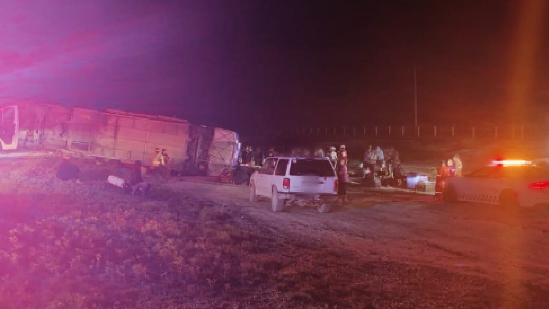 Elementos de la Guardia Nacional acudieron a la zona del accidente para atender a las personas heridas. (Guardia Nacional Carreteras)