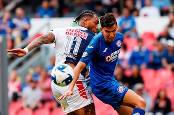 El inglés con la playera de los Tuzos del Pachuca. (EFE)