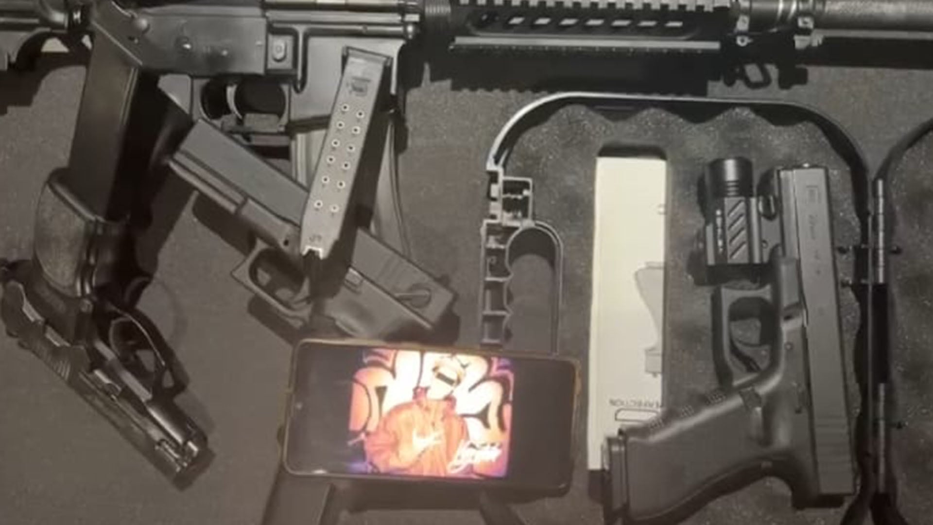 Más fotos de armas enviadas al periodista amenazado