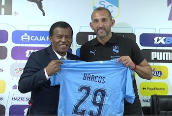 Julio César Uribe le entregó la camiseta de Sporting Cristal a Hernán Barcos con el dorsal '29'. - captura: Cristal TV