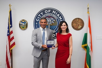 Ayuso, recibiendo las llaves de