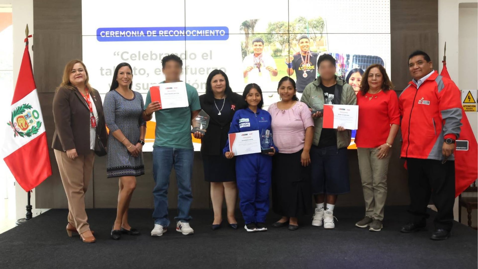 El Programa Inabif y el Ministerio de la Mujer reconocen a adolescentes por sus logros en ciencia, tecnología y deporte en una ceremonia oficial. (INABIF)