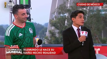 Un hombre con camiseta de México junto a Clíver Huamán, quien sostiene un micrófono de Telemundo, en un evento en la Ciudad de México