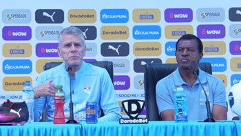 Autuori al lado de Uribe