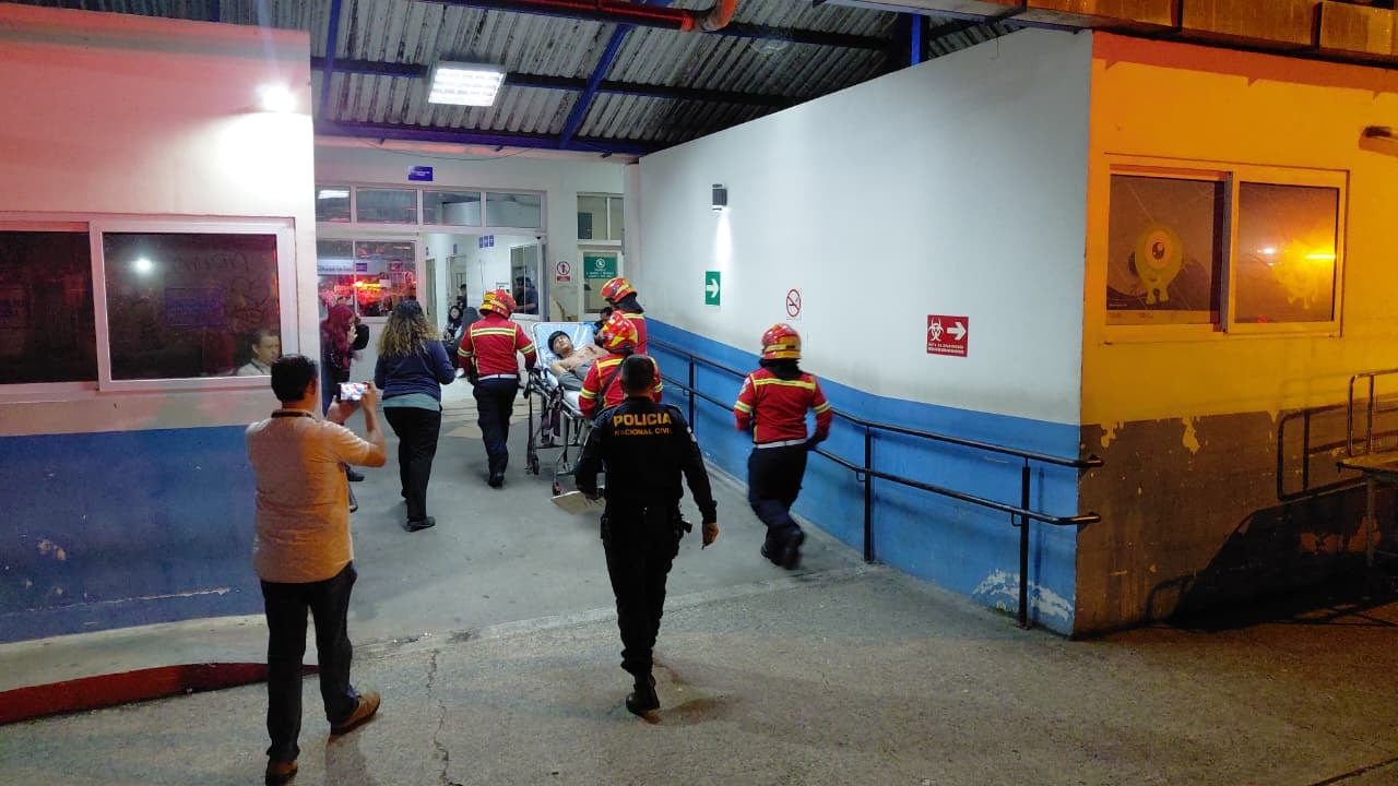 Los bomberos trasladaron al Hospital Roosevelt a un tercer afectado por la balacera en la zona 3. (Bomberos Municipales)