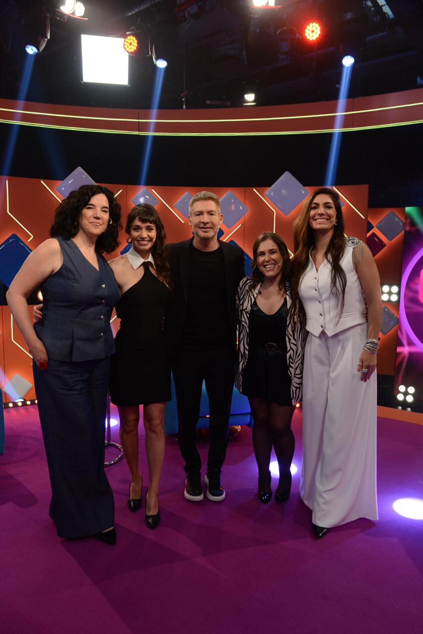 Malena Guinzburg, Connie Ballarini, Fernanda Metilli y Natalia Carulias estrenaron Las chicas de la culpa en su salto del teatro a Eltrece. Adrián Suar fue el primer invitado del ciclo (Prensa Eltrece)