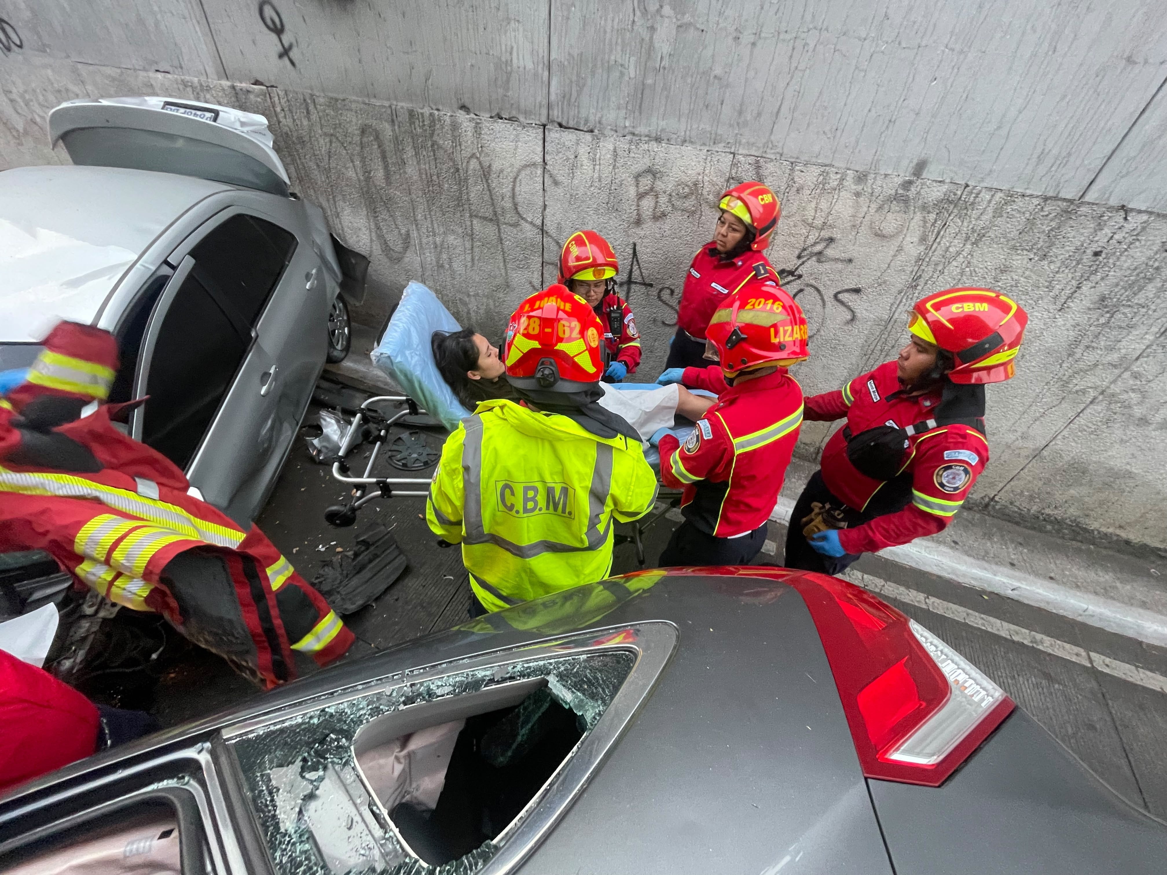 Tres accidentes de tránsito en la Ciudad de Guatemala dejaron varios heridos y movilizaron a los Bomberos Municipales. (Bomberos Municipales)
