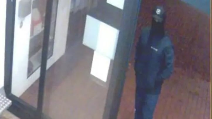 Otro ladrón captado en el estacionamiento. La banda accedió al banco tras manipular una puerta de emergencia del garaje colindante para llegar a la bóveda. (Foto: Policía de Gelsenkirchen)