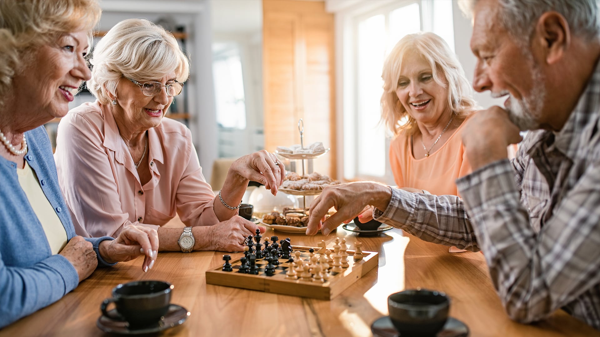 En Buenos Aires ya funcionan clubes de memoria y talleres de ajedrez para mayores en barrios como Villa Urquiza o San Telmo que buscan prevenir el aislamiento y fortalecer la reserva cognitiva (Freepik)