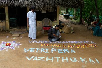 La política Arulmozhi Sudhakar prepara un kolam, una forma de arte tradicional que utiliza polvo de colores, con la frase "Saludos a America, nuestros deseos de victoria para Kamala Harris", en Thulasendrapuram, el pueblo ancestral de Harris, en el estado de Tamil Nadu, India, este martes. (AP Foto/Aijaz Rahi)