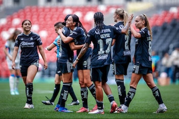Las Águilas le pasaron por encima a la Máquina Celeste al golearlas por 10-0 en su regreso al Estadio Banorte. (América Femenil)