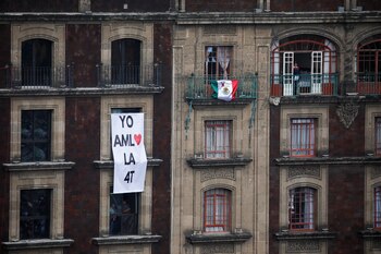 A banner reading "I AMLO