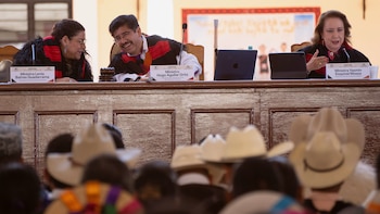 Cuchicheo entre Lenia Batres y Hugo Aguilar causa molestia en el ministro Giovanni Figueroa: ¿Puedo continuar?