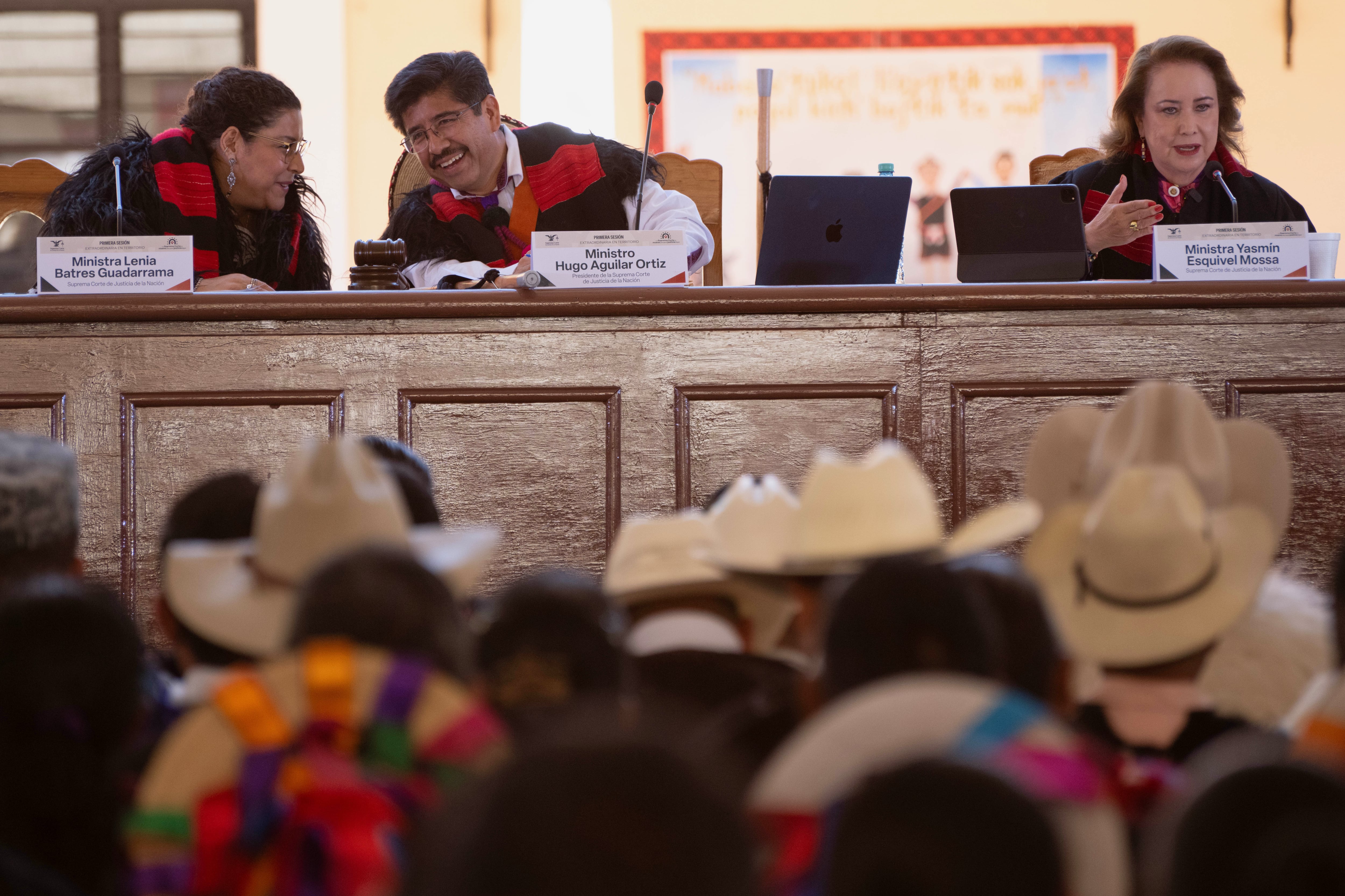 La ministra Lenia Batres se levantó de su lugar y conversó de pie con el ministro presidente Víctor Hugo Aguilar. (Foto AP/Isabel Mateos)