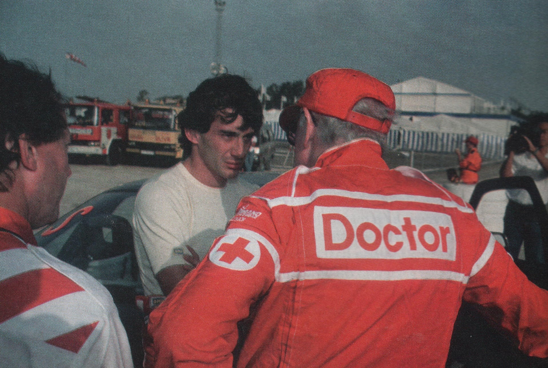Ayrton Senna y Sid Watkins (médico a cargo de la F1 por 26 años) fue al lugar del accidente de Martin Donnelly. La imagen es tras el fatal choque de Roland Ratzenberger en Imola el 30 de abril de 1994 (Archivo: CORSA)