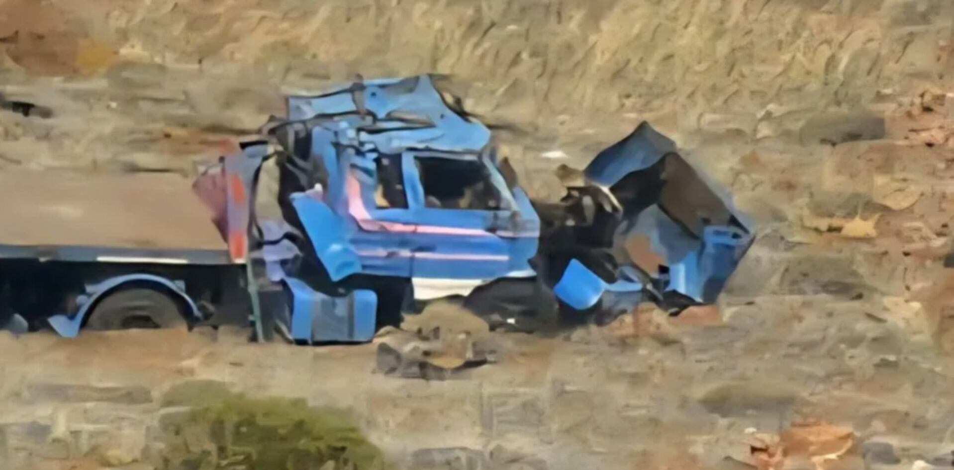 El camión desbarrancó 40 metros (Diario Río Negro)