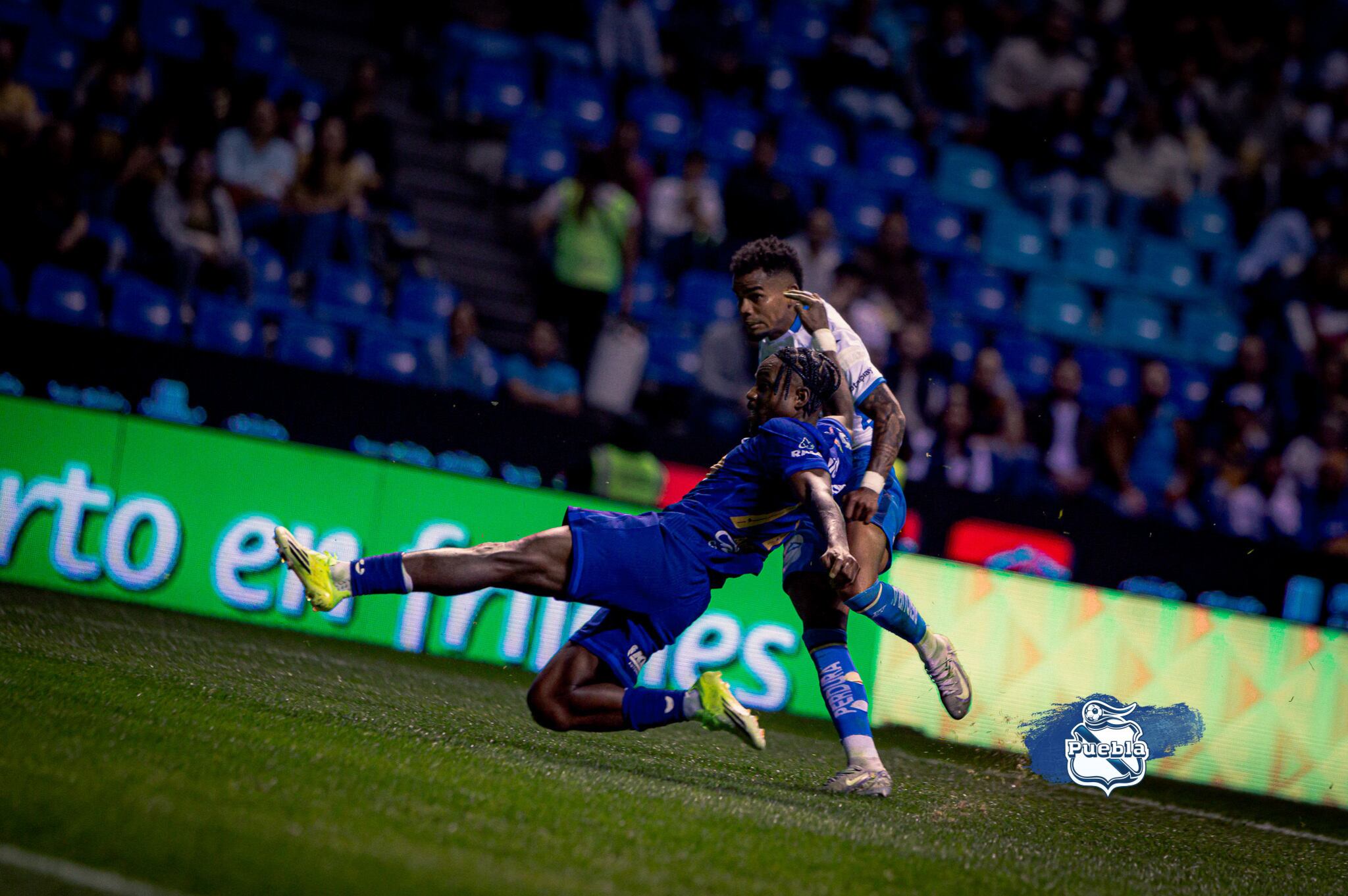 El enfrentamiento entre Pumas UNAM y Puebla FC terminó con victoria universitaria, pero fue la deplorable condición del césped lo que desató comentarios mordaces y decepción entre los aficionados. (X/ @ClubPueblaMX)
