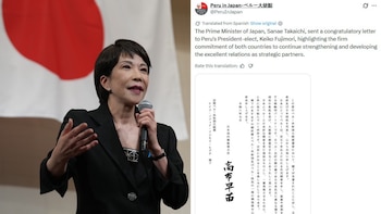 Una mujer de cabello oscuro y traje negro habla con un micrófono. Detrás, una bandera de Japón. A la derecha, una carta en japonés y una publicación de red social
