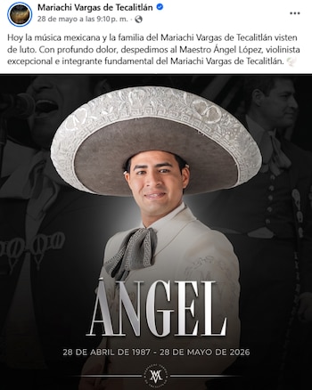 Retrato de un hombre sonriente con traje de mariachi blanco y sombrero gris ornamentado. Se lee "ÁNGEL" en letras grandes y las fechas de vida