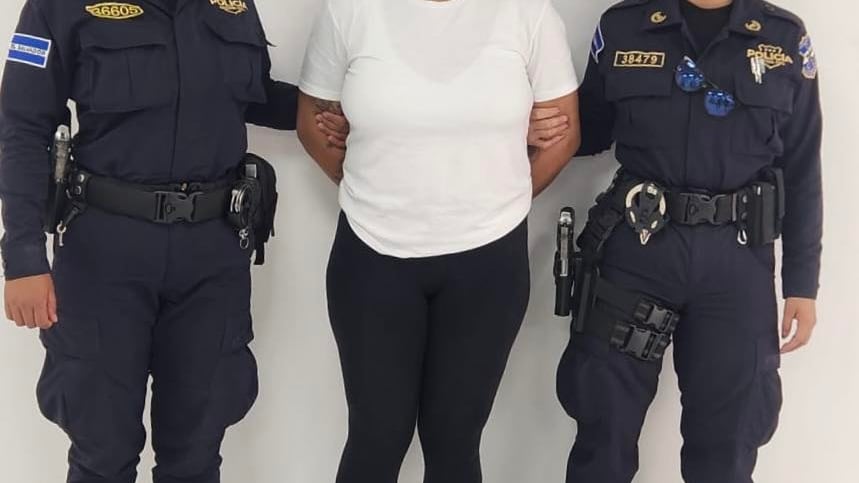 Una operación conjunta entre los cuerpos de seguridad de Honduras y El Salvador permitió la entrega de una persona buscada por exigir dinero a comerciantes que ingresaban a una colonia salvadoreña (Foto cortesía PNC)