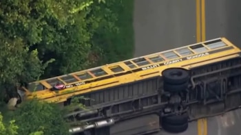 Un autobús escolar volcó en Kentucky y dejó 14 heridos, entre ellos 13 alumnos de primaria