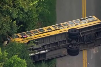 Un autobús escolar volcó en Kentucky y dejó 14 heridos, entre ellos 13 alumnos de primaria y el conductor (Captura de video)