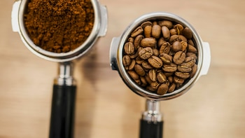 Cómo tostar granos de café en casa con sartén, horno o freidora de aire