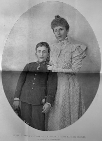 El rey Alfonso XIII de niño y su madre, la reina María Cristina. (Grosby)
