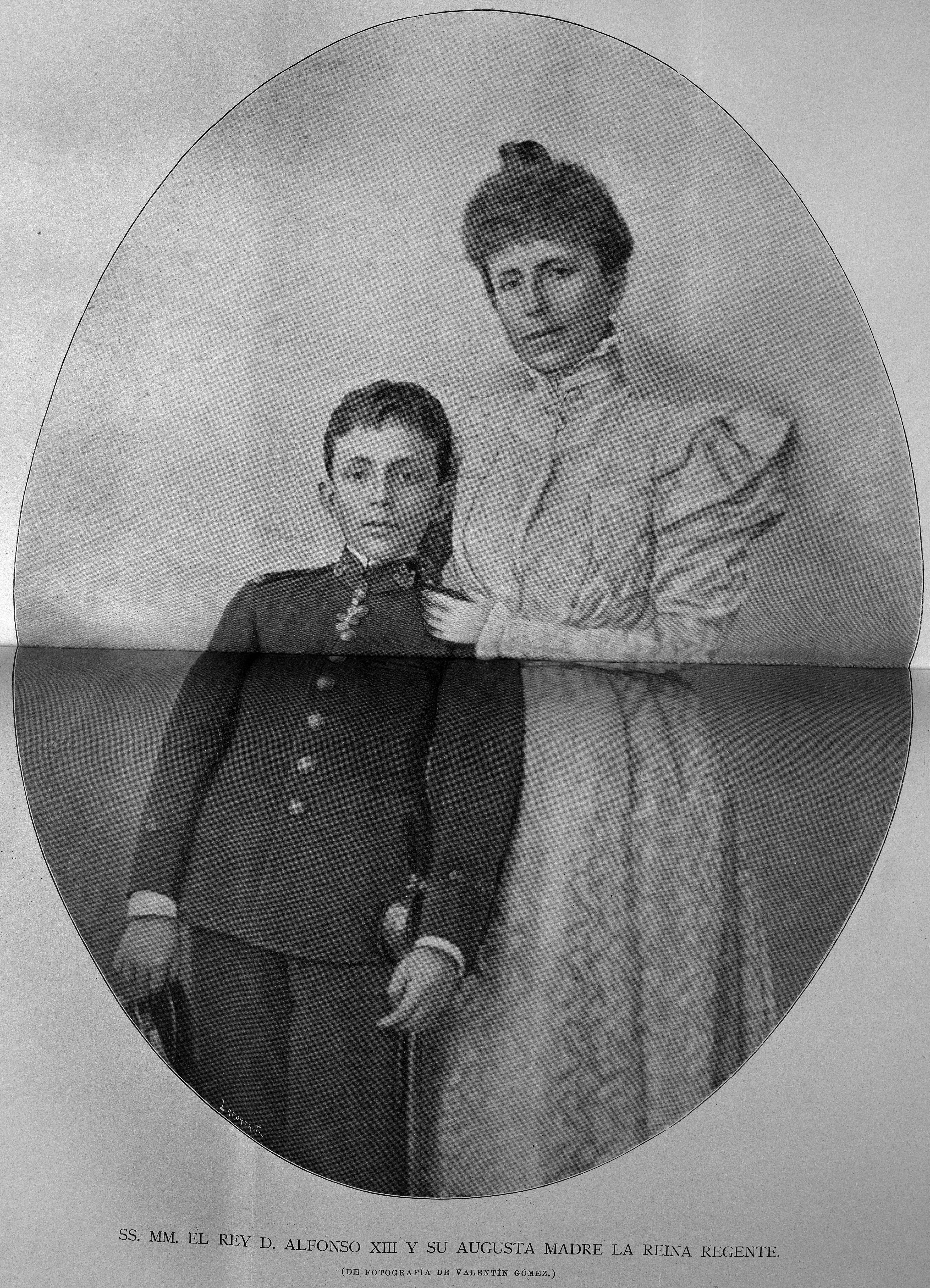 El rey Alfonso XIII de niño y su madre, la reina María Cristina. (Grosby)