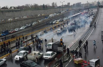 Ciudadanos protestando en Teherán, Irán