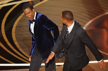 Furia suelta. Will Smith golpea a Chris Rock durante la ceremonia de los Premios Oscar. REUTERS/Brian Snyder