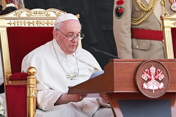 El papa Francisco asiste a
