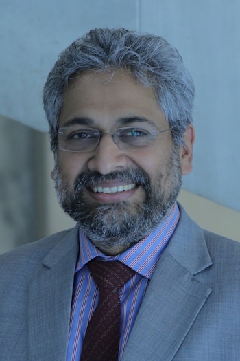 Siddharth Varadarajan dejó The Hindu en 2015 y fundó The Wire, un medio digital crítico del poder durante la consolidación del BJP y el Gobierno de Narendra Modi.