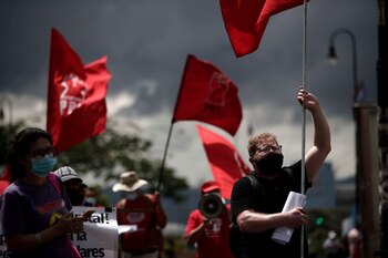 Sindicalistas y ciudadanos en general marchan, el 6 de octubre de 2020, en protesta contra un posible acuerdo del Gobierno con el Fondo Monetario Internacional (FMI), en San José (Costa Rica). EFE/Jeffrey Arguedas