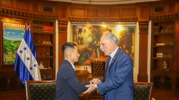 El presidente de Honduras se reúne con el influencer japonés Shin Fujiyama