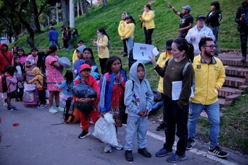 Centenas de nativos começaram
