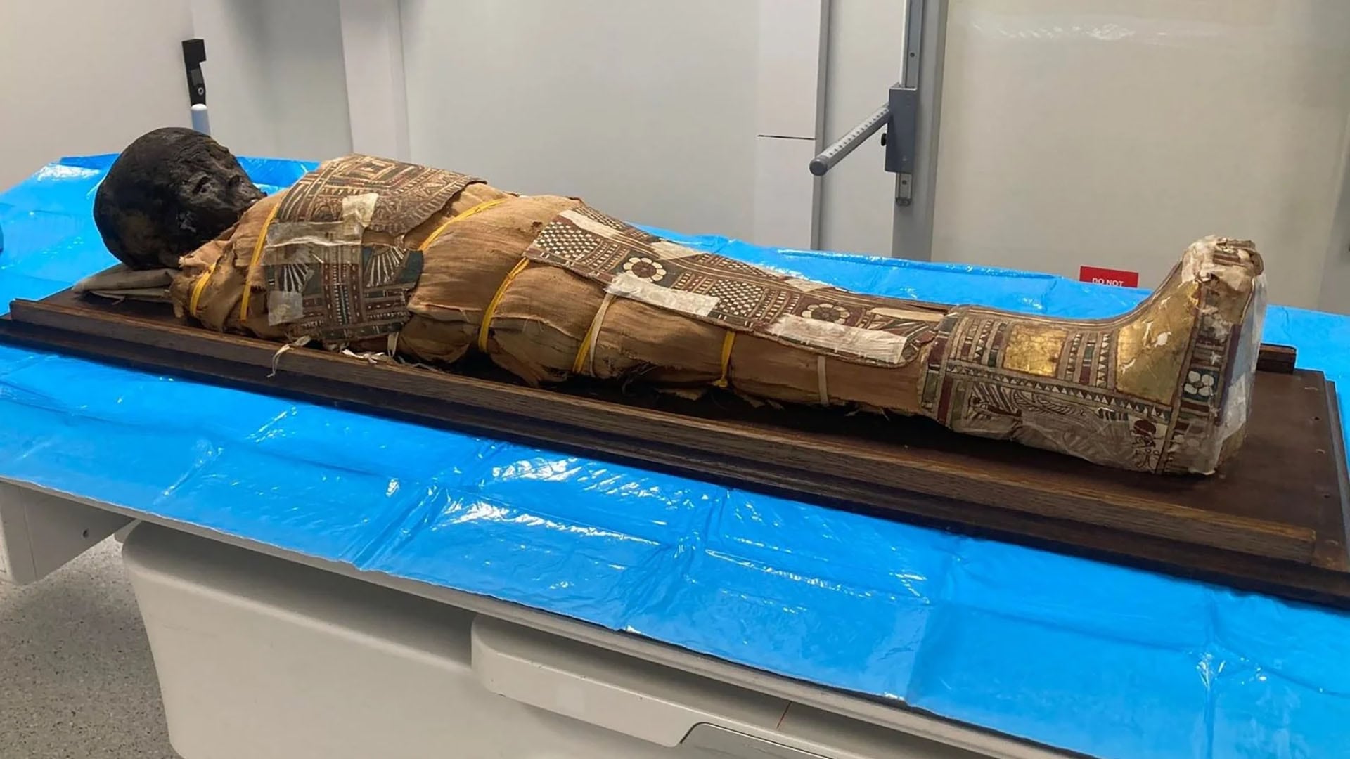 El hallazgo de una momia egipcia infantil de 2000 años conserva un papiro oculto, clave para la investigación arqueológica (Universidad de Wrocław)