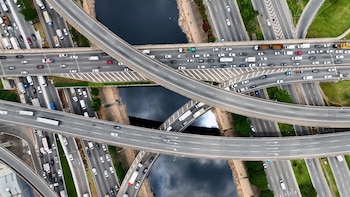El estudio advierte sobre la necesidad de avanzar hacia un mayor equilibrio intermodal, de manera que el crecimiento de la demanda pueda distribuirse entre carreteras, ferrocarriles, vías navegables y otros medios (Foto: Shutterstock)
