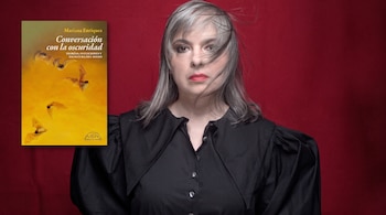 Mariana Enriquez vestida de negro sobre un fondo rojo, junto a la portada de su libro con ilustraciones de murciélagos.