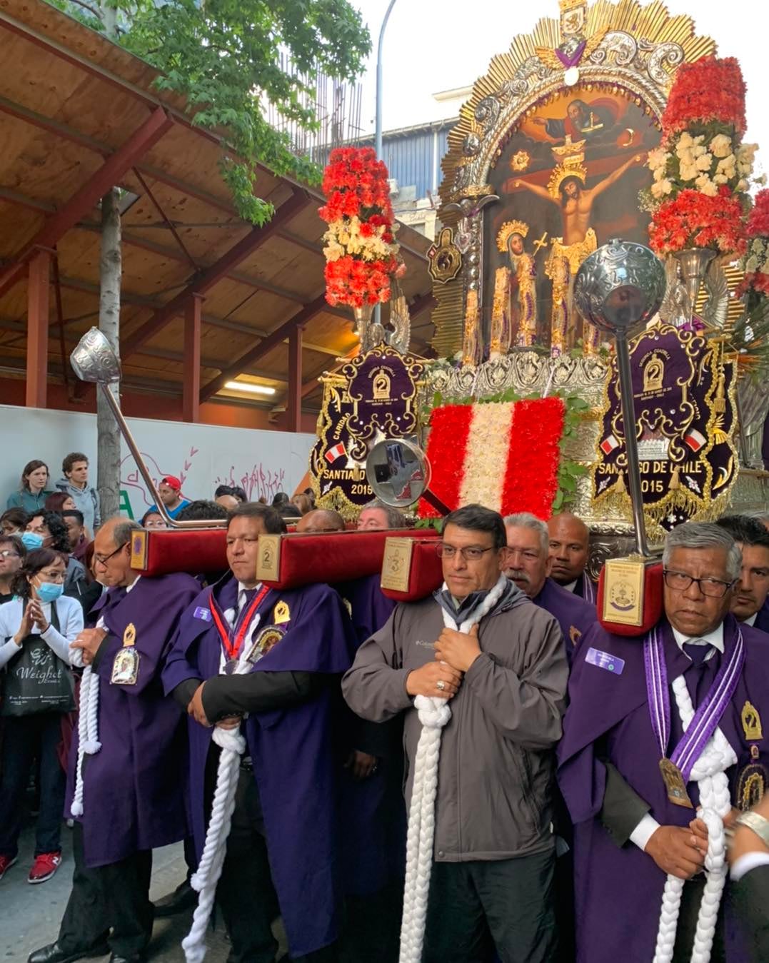 La procesión en Santiago, Chile, atrae a millas de personas en busca de las bendiciones del Cristo de los Temblores. Además de una expresión de fe, se convierte en un punto de encuentro para migrantes peruanos en la capital chilena. Créditos: Hermandad del Señor de los Milagros de Chile