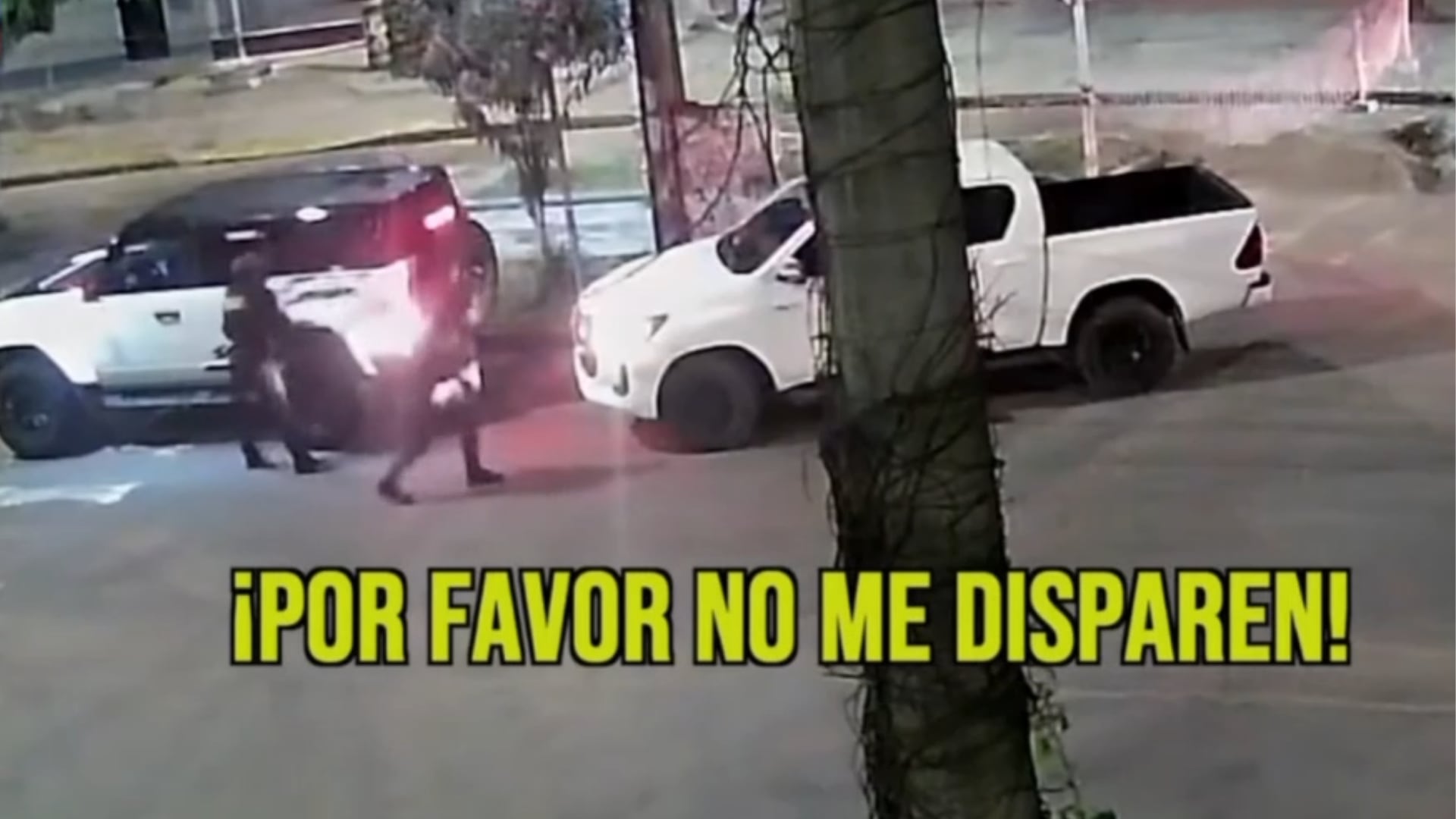 Una cámara de seguridad registra el momento del ataque y secuestro de un empresario por parte de criminales armados en una calle de Trujillo, Perú. (Panorama)
