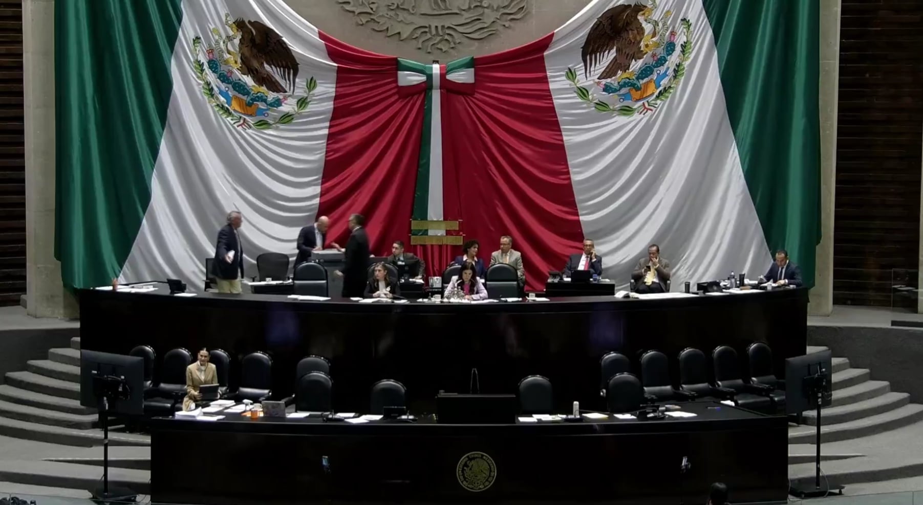 Ausencia de legisladores en el Congreso de la Unión genera polémica.