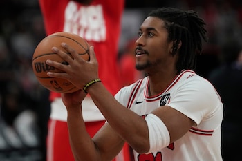 Jaden Ivey, jugador de Chicago Bulls, durante la entrada en calor de su equipo en la NBA (AP Foto/Erin Hooley)