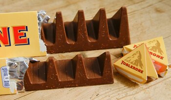 ARCHIVO - La imagen de archivo muestra dos barras de chocolate suizo Toblerone, en Londres, el 8 de noviembre de 2016. (AP Foto/Alastair Grant, archivo)