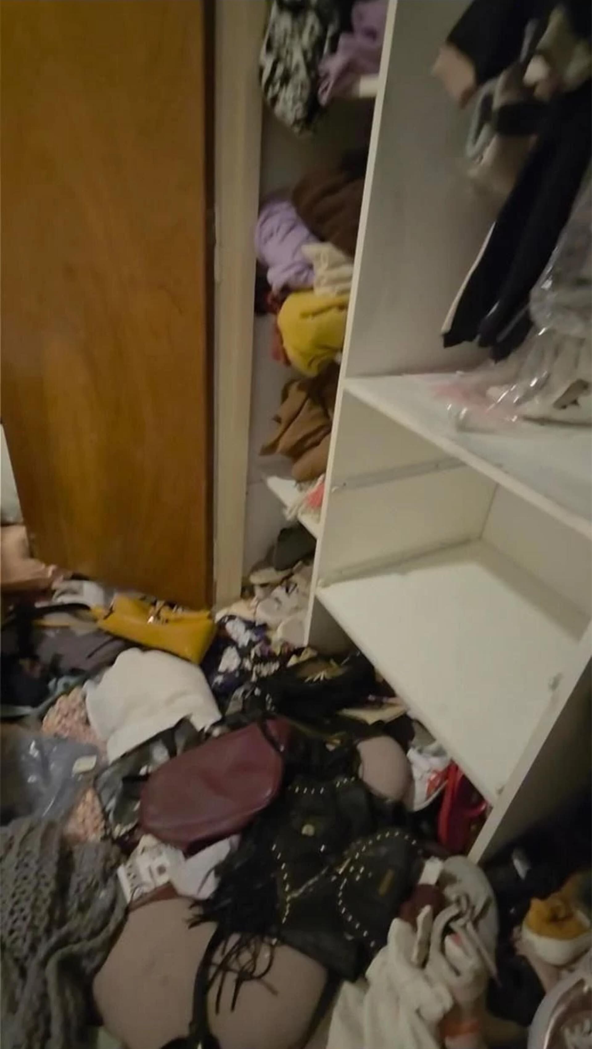 Salieron a cenar, se demoraron por una rueda pinchada y al llegar a su casa la habían desvalijado: “Los delincuentes nos vigilaron”