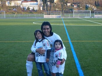 Con sus hijas mientras se