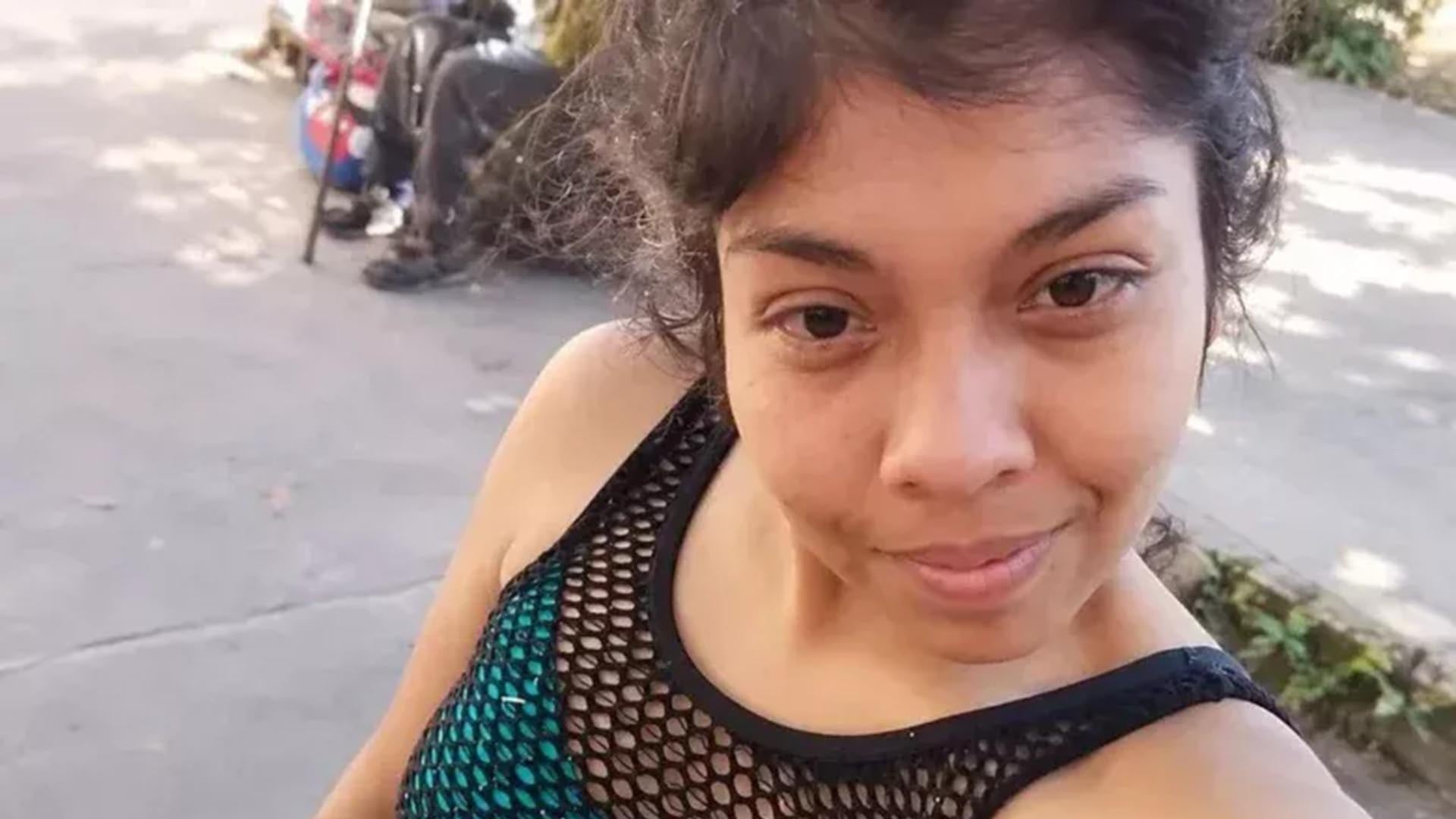 La mujer hallada sin vida en un descampado de la provincia de Salta figura en un autorretrato tomado en la vía pública.