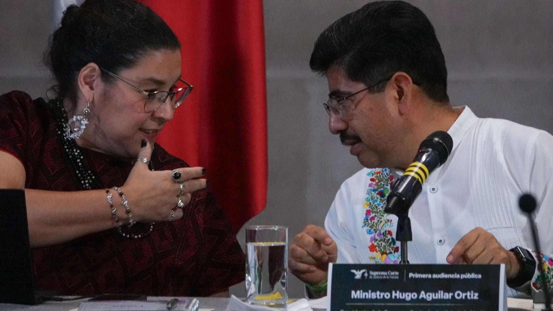 CIUDAD DE MÉXICO, 21OCTUBRE2025.- La ministra Lenia Batres conversa con Hugo Aguilar Ortiz, ministro presidente de la Suprema Corte de Justicia de la Nación (SCJN). FOTO: GALO CAÑAS/CUARTOSCURO.COM