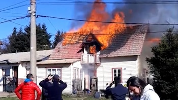 Una familia perdió todo en el incendio de su casa en Bariloche