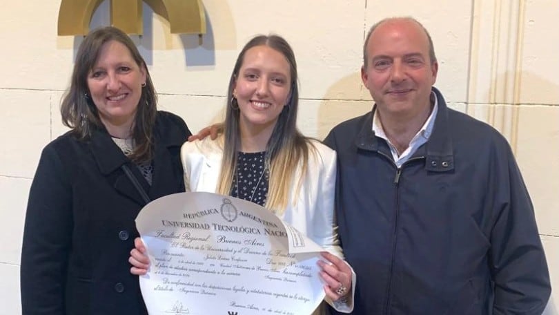 Julieta Confessore exhibe su título de la Universidad Tecnológica Nacional junto a su madre Paula y su padre Fernando